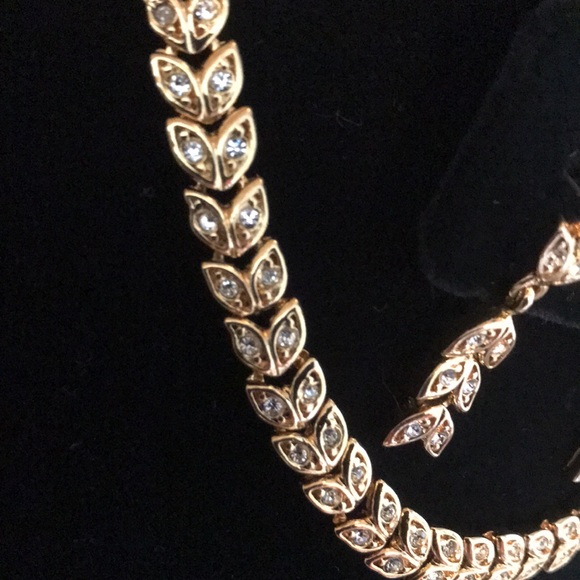 Goldtone Leaf earrings & Necklace - Picture 4 of 10